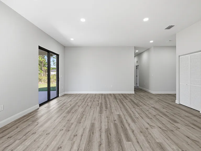 825 Carbon St E — Photo 18