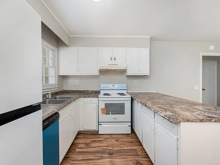 104 Deblyn Ct — Photo 6