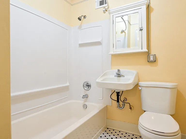 Mississippi Court | Bathroom