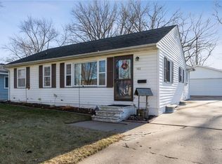102 E Willman St, Hiawatha, IA 52233