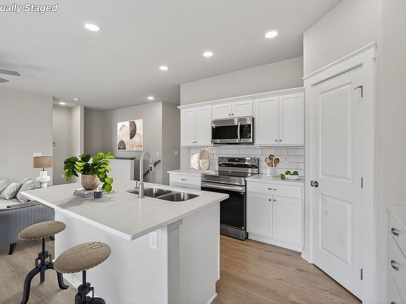 4th image of 570 SE Hollow Ct