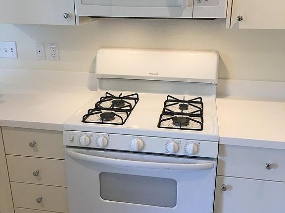 4th image of 2217 Marin St APT B