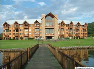 7052 Val Monte Dr, Guntersville, AL 35976