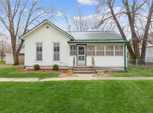 608 E Washington St, Center Point, IA 52213