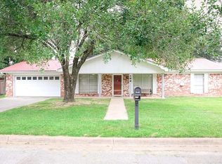 104 Wynnwood Dr, Palestine, TX 75801