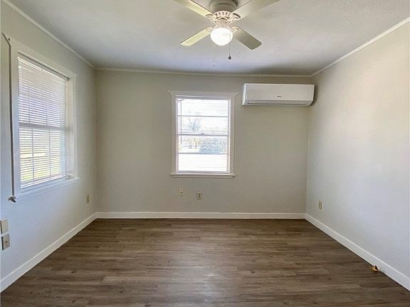 4th image of 301 E Lamar St