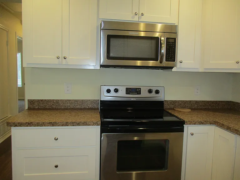 1718 NW Dallas St — Photo 3