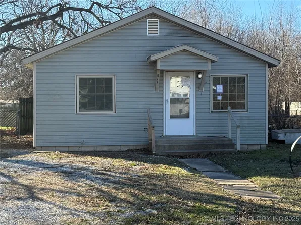 811 W 7th St, Ada, OK 74820