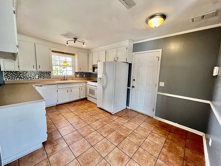 303 Richland Dr — Photo 7