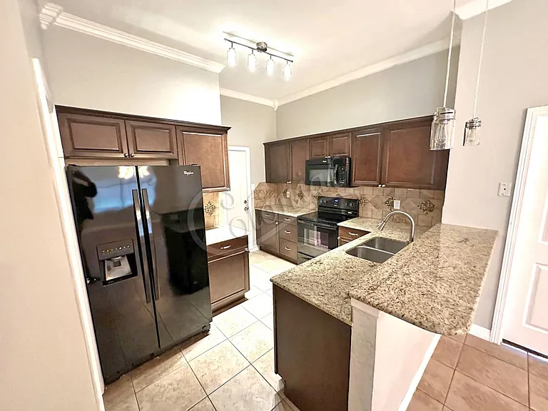 5010 James Loop — Photo 5