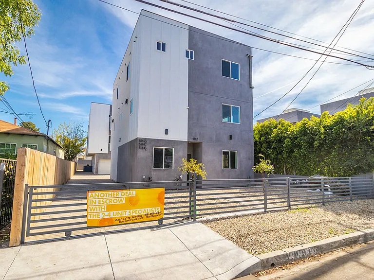 5142 Riverton Ave — Photo 22