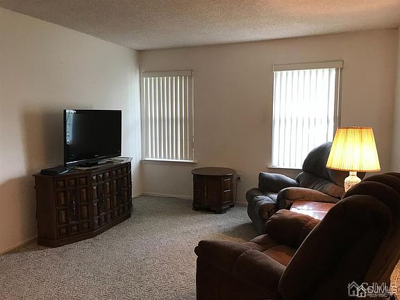 3rd image of 199 Wycoff Way W