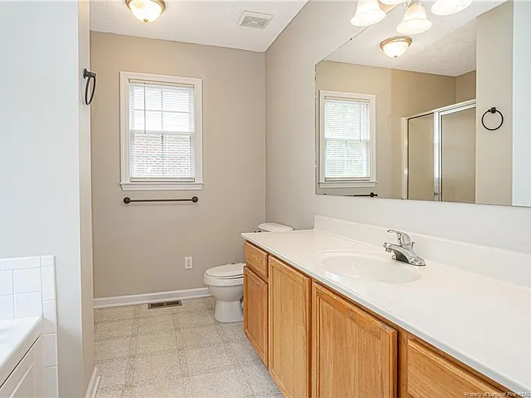 402 Roundtree Dr — Photo 24
