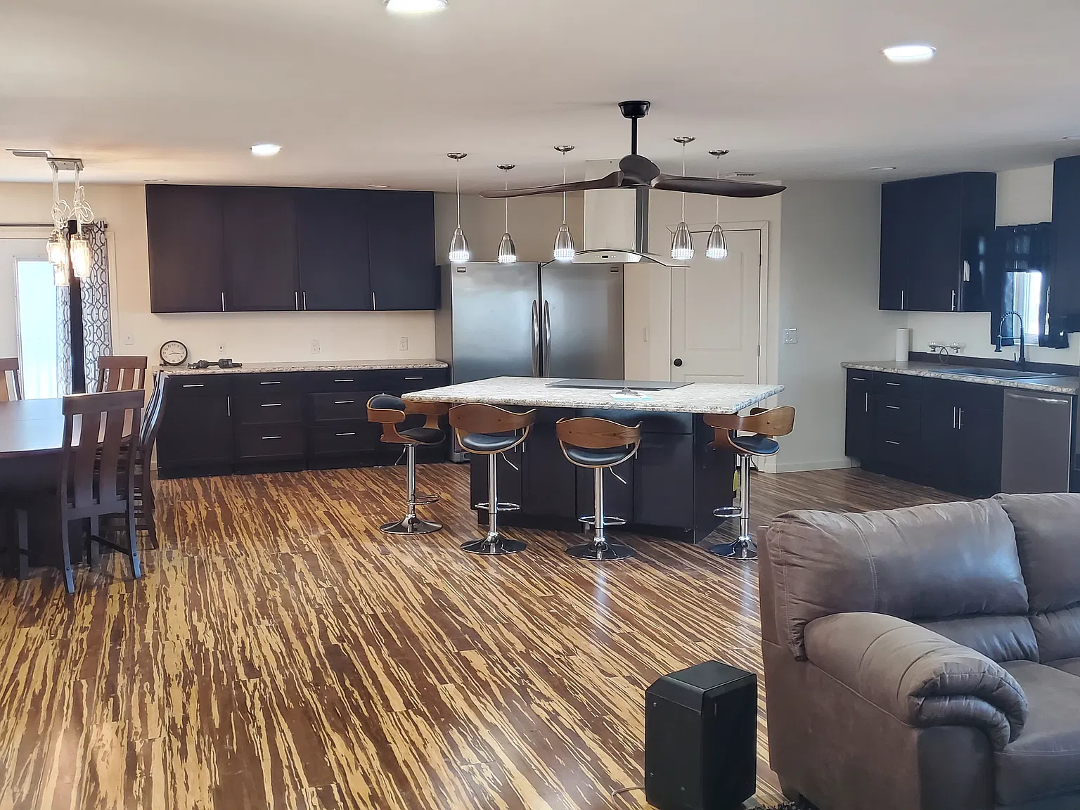 4 bed, 3040 sqft, $2,950 — Photo 2