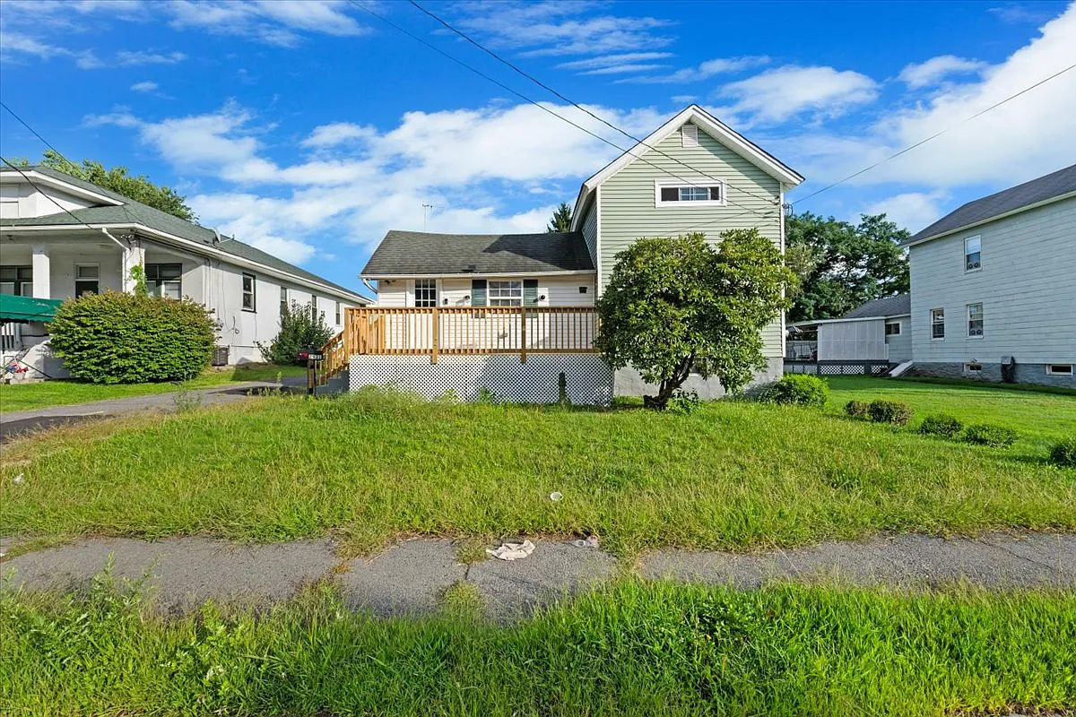 3 bed, 1057 sqft, $1,700 — Photo 1