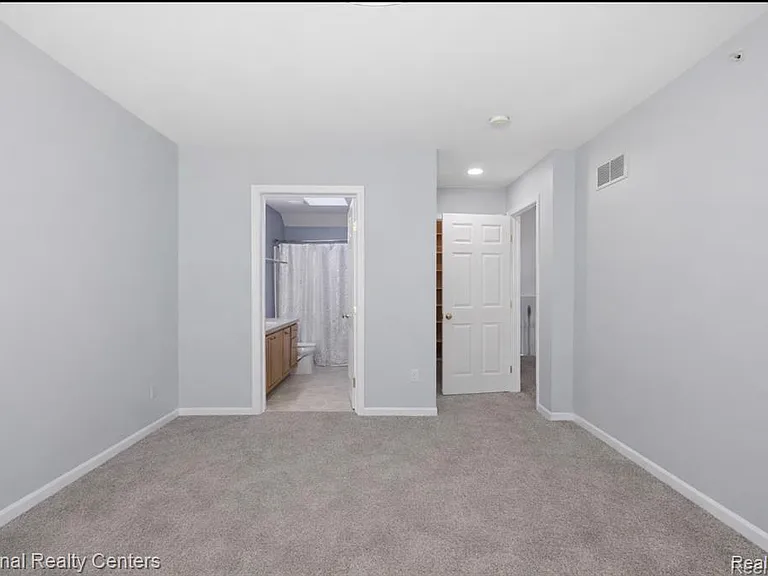 16878 Farmington Rd — Photo 8