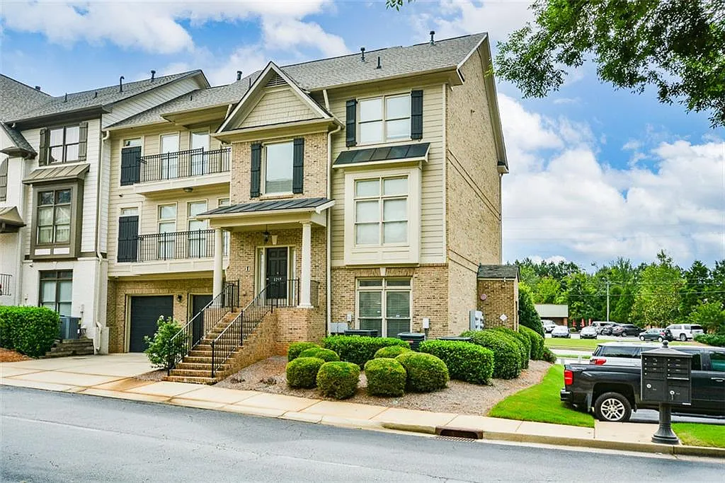 5 bed, 3.5 bath, 5201 sqft, $7,995 — Photo 4