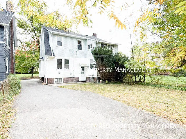 Welcome to this charming 3-bedroom, 1-bath single-family home in Cleveland Heights! — Photo 2