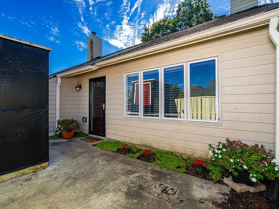 Fenced front courtyard
