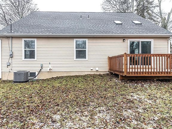 4th image of 2365 Pinecrest Ave