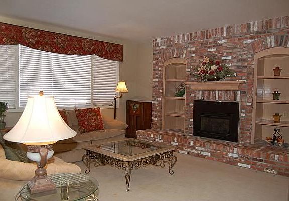 Family Room w/Fireplace