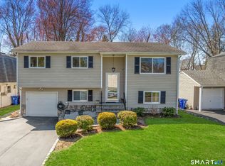 27 Fairweather Dr, Norwalk, CT 06851