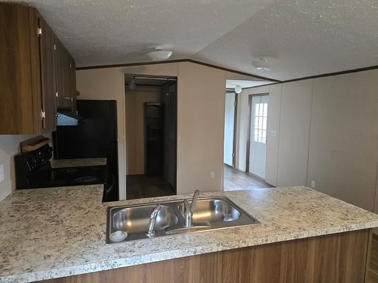 122 Gawain Dr — Photo 2