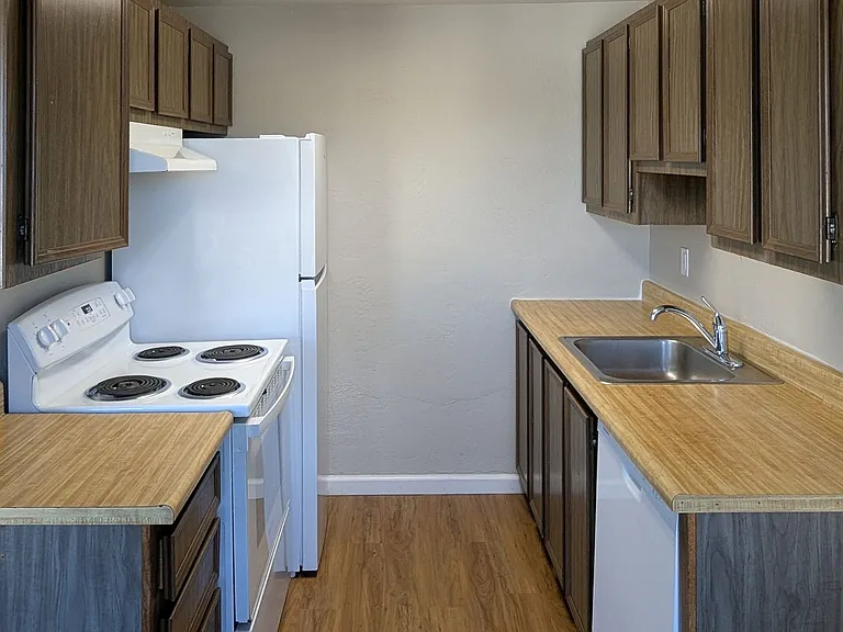 Apartment in West Salem near banks, shopping areas, bus lines, and downtown! ~ Colonial — Photo 6