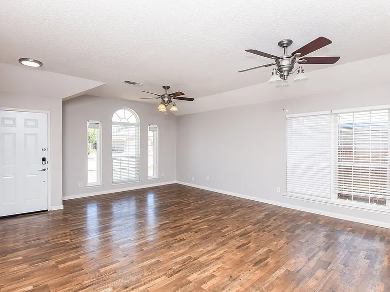415 Marybeth Dr — Photo 3