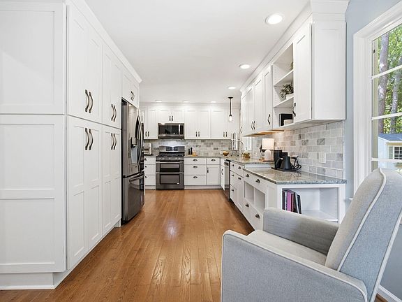 4th image of 915 Union St