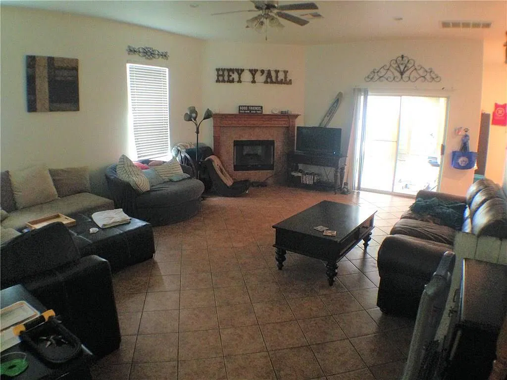 5 bed, 3.0 bath, 2450 sqft, $5,500 — Photo 2