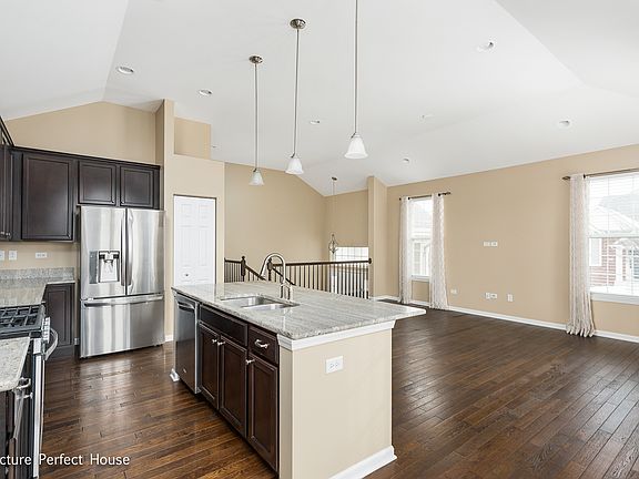 5th image of 2557 Dunraven Ave