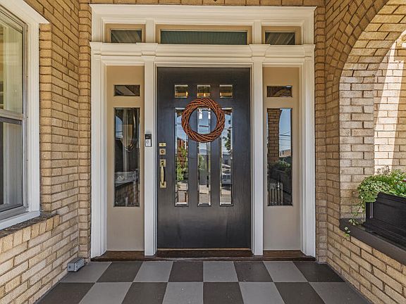 2nd image of 219 Pine St