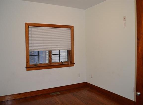 5th image of 213 Rich Ave