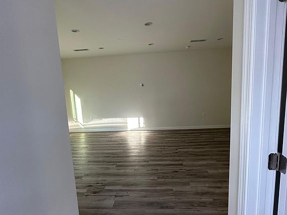 3rd image of 23213 Vanowen St