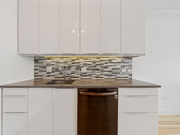 4th image of 600 N Dearborn St APT 707