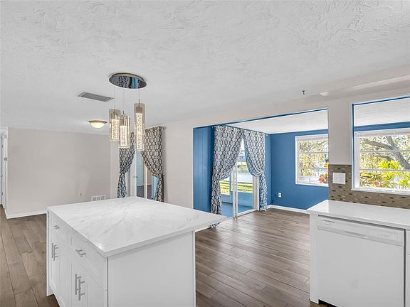 3rd image of 3814 Sunray Dr