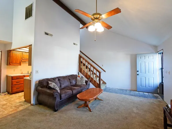 613 S Broadway St, Grove, OK 74344