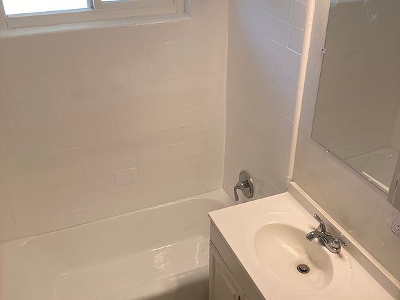 5th image of 908 Carson St