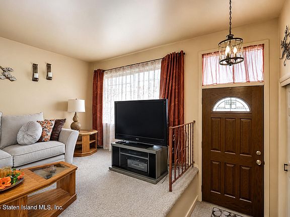 3rd image of 251 Wellbrook Ave