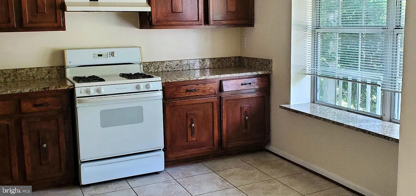 3 bed, 2.5 bath, 1410 sqft, $2,300 — Photo 3