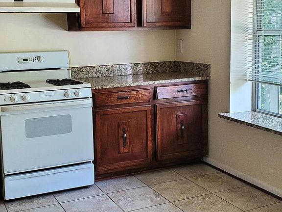 3rd image of 15268 Cloverdale Rd