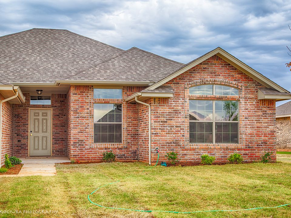 1st image of 608 N Buckhorn Way