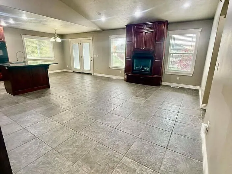 2749 Hillview Dr — Photo 5