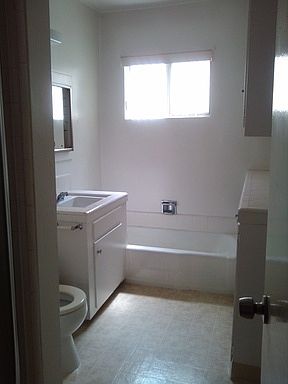 3rd image of 1006 N Orange Grove Ave APT 2