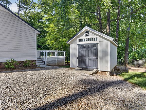 4th image of 165 Dorsey Pl