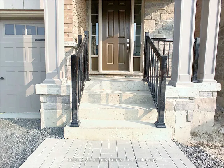 9 Saint Ives Cres — Photo 2