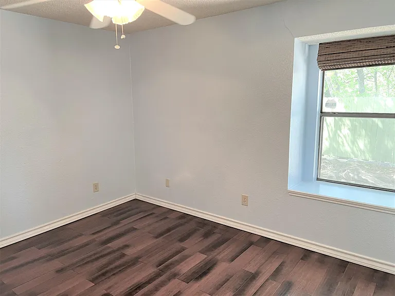 505 Valley Spring Dr — Photo 9