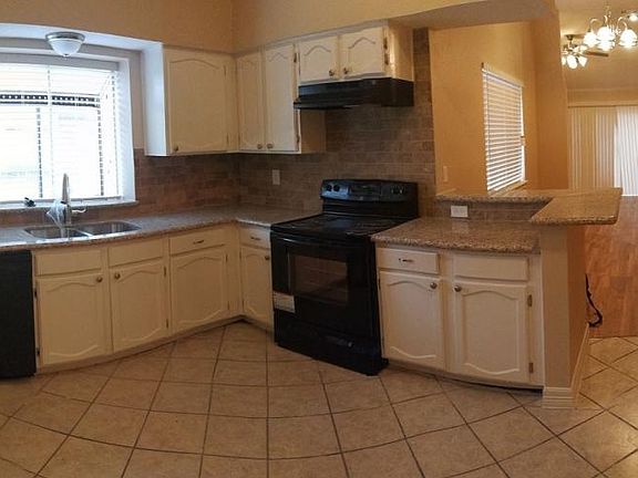 Spacious Kitchen with Granite and new Appliances