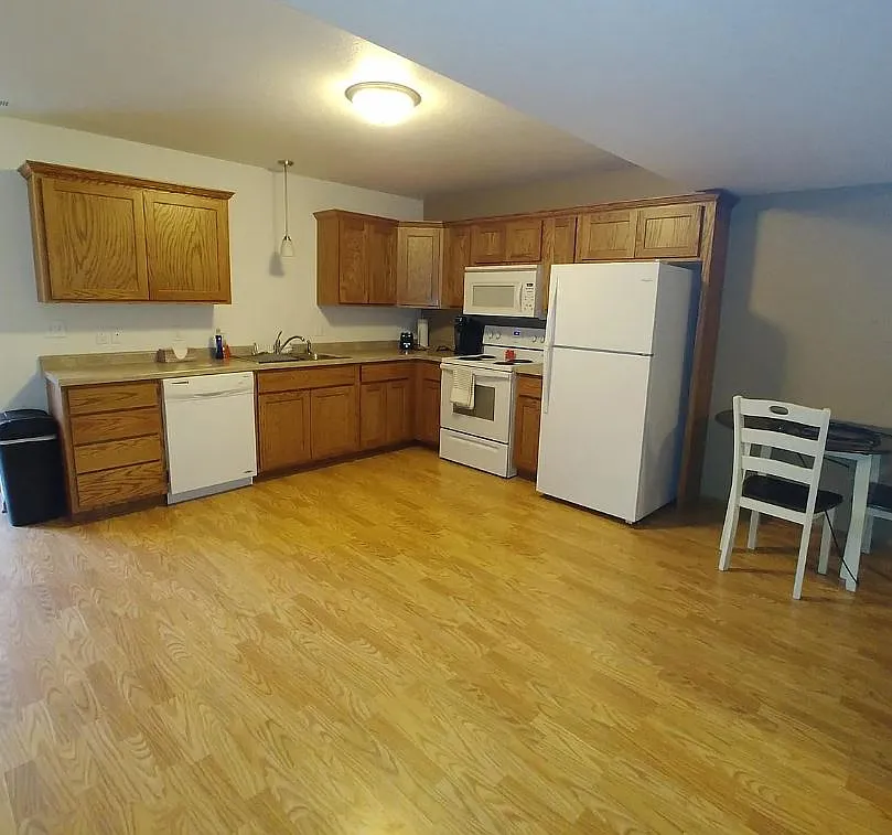 2 bed, 1300 sqft, $1,050 — Photo 3